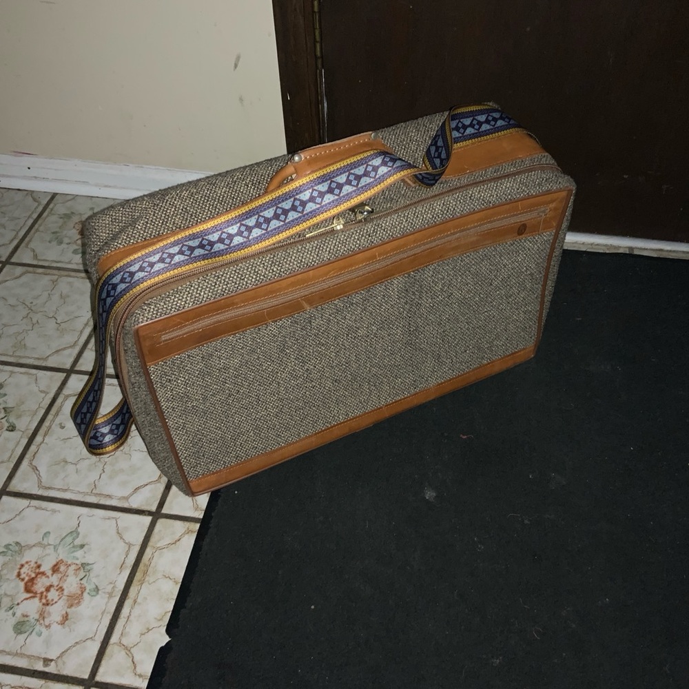 Vintage Tweed Hartmann hand Luggage with OEM key.